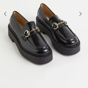 Chunky loafers med kedja  - Jättecoola skor men tyvärr för stora för mig:(
