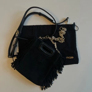 Maje väska - Säljer denna jättefina väska från Maje som är köpt i Paris. Den är i mycket bra skick. Man får med kedjan, det långa bandet och dustbag.