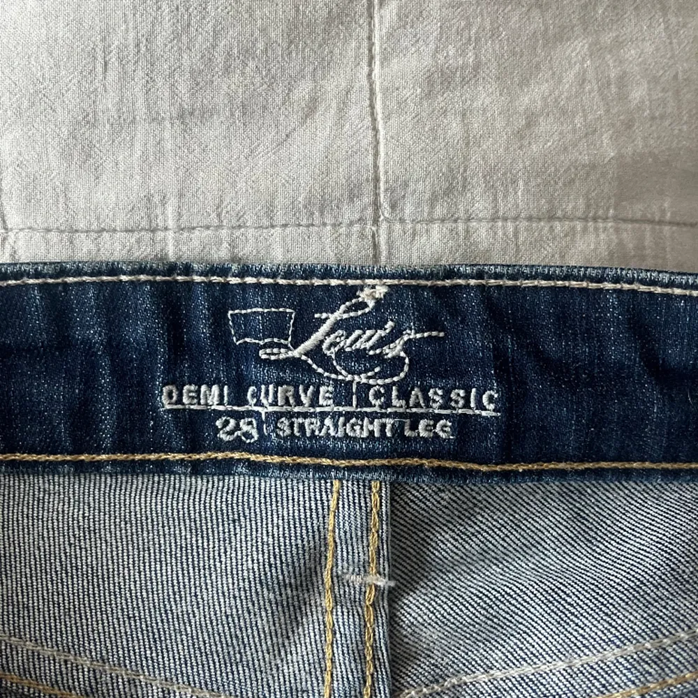 Asballa lågmidjade jeans från Levis i en jättefin mörk tvätt!! Strlk 28 i midjan, passar mig som är 174 lång och har S i byxor!🌸. Jeans & Byxor.