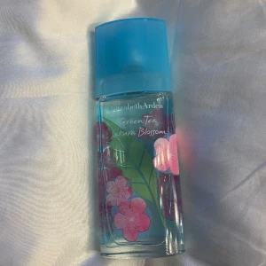 Elizabeth Arden parfym, green Tea sakura blossom - God parfym som innehåller ungefär 40ml. 