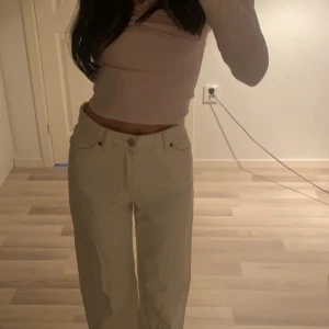 Jeans vita - Vita jeans från weekday🤍 säljer flera jeans för 100kr i min profil💕