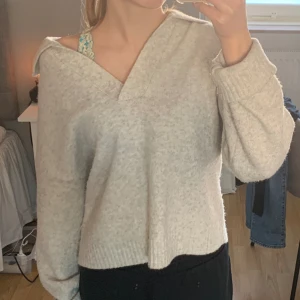 Stickad tröja med krage - Grå stickad tröja från Monki🩷