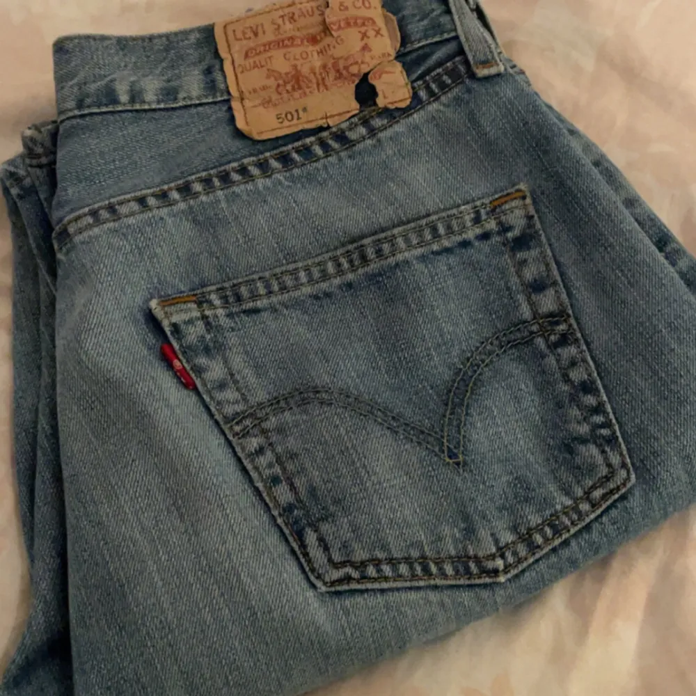 Levi’s vintage jeans 501, Storlek 30x32  600kr + Frakt 🤍🤍 Köp nu eller Dm för intresse eller för fler bilder , Finns i Helsingborg 🤍kan gå ner i pris vid snabb affär  . Jeans & Byxor.