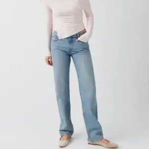 Säljer mina blå lowwaisted straight jeans från ginatricot💕 de har inga skador eller defekter🙌🏻nypris: 500 kr