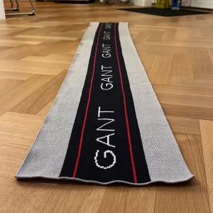 gant halsduk - Säljer nu min fina Gant halsduk! Billigt! Halsduken är i väldigt fint skick 9/10 