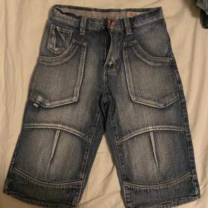 Extremt snygga washed mörk blå jeans shorts för barn. Helt okej skick. Inga hål eller fläckar.