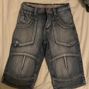 Jeans shorts för barn - Extremt snygga washed mörk blå jeans shorts för barn. Helt okej skick. Inga hål eller fläckar.