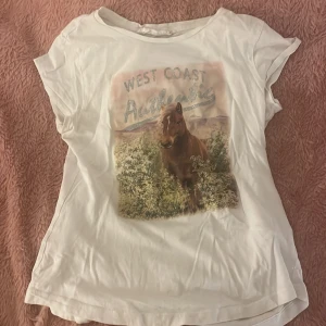Vit häst tröja  - En vit T-shirt med bild . Har inte använts mer än två ggr. Bra skick 💞