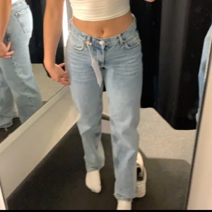 Lågmidjade jeans - Blåa Lågmidjade jeans från Gina. Välanvända och några defekter som man kan se på bilderna. Längst ner i benen samt att jag har stoppat in ett snöre i midjan då de var för stora, men inget som man tänker på☺️ Skriv om ni har några funderingar!