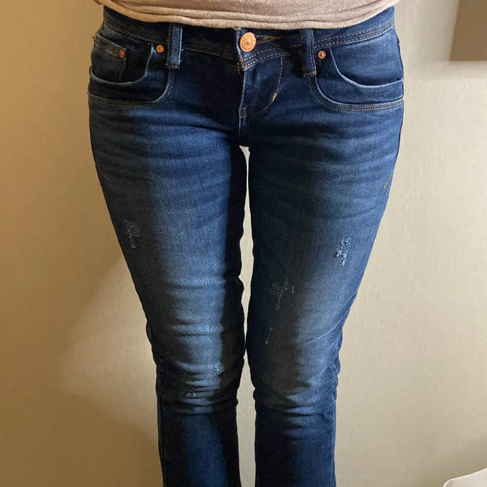 W26 L30, blue addicted, jag är 160 och dessa är perfekt i längden för mig. Endast använda vid ett tillfälle, säljes pga för små. Priset kan diskuteras. Jeans & Byxor.