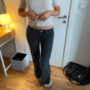 Intressekoll på dessa lågmidjade jeansen från ginatricot 💗Jag är 173 och de är aningens för korta, men älskar modellen!!