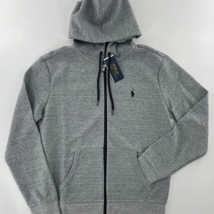 Ralph lauren zip up grey - Säljer min gråa Ralph Lauren zip up Köpt från Åhléns city för 1700kr Storlek M men passar både S och M