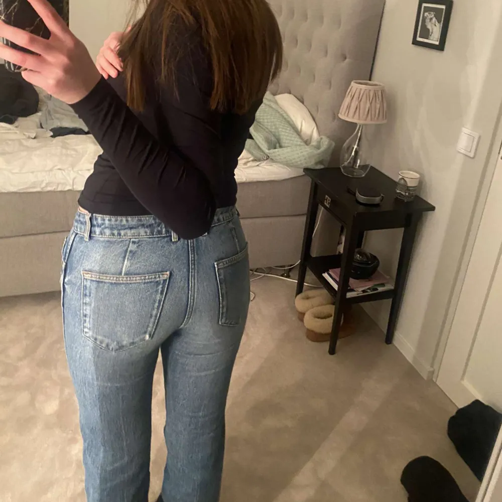 mid waist jeans från zara i strl 36💞använda men i bra skick. Jeans & Byxor.