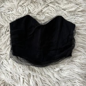 Tyll korsett - Säljer denna snygga korsett/topp från Zara då den tyvärr inte passar mig, storlek S!