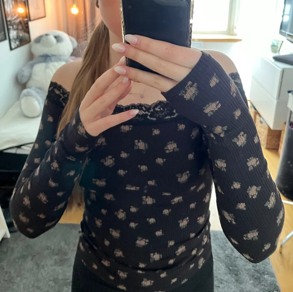 Gullig offshoulder tröja från Hollister🩷Säljer pga att den inte kommer till användning🩷. Toppar.