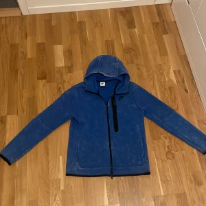 Nike tech fleece - Riktig fet o skön Nike tech fleece som jag säljer för att jag inte använder den, modellen har vita fläckar så skicket på den är nästan som oanvänd. Såklart helt äkta 