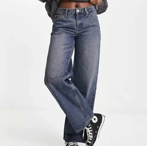 Weekday Ample Jeans - Jeansen är i en grå/blå och urtvättad färg.  Sitter rätt så loose:) Skriv för fler bilder!! Midja rakt över är 41cm, och jeansen är middle waist skulle jag säga, innerbenslängd 80cm och grenen 25cm. Kan diskutera pris vid trevlig affär✌️