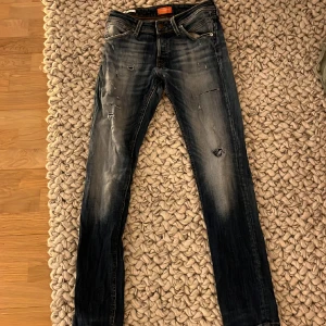 Jack and Jones jeans - Säljer nu mina Jack and Jones jeans i storlek 29 32. Det är skum/glenn jeans som är i bra skick 