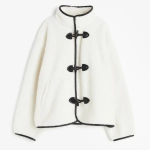 teddy jacka HM - säljer denna slutsålda jacka från hm då den inte kommit till användning, helt ny med prislapp! storlek L men sitter snyggt oversize på mig som vanligtvis har S😁☺️👌pris kan diskuteras 😇