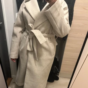 Beige kappa - Oversize kappa köpt från Gina i storlek XS.  Älskar den men kan tycka den är för lite lång på mig som är 155cm. Använd en gång.
