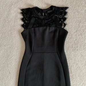 Dorothy Perkins svart figursydd klassisk klänning med spets - Otroligt vacker klänning från Dorothy Perkins i storlek 34. Figursydd och sitter som ett smäck. Utan anmärkningar, aldrig använd.