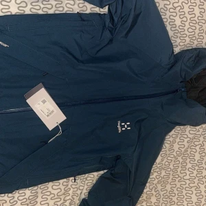 Haglöfs jacka - Nyskick oanvänd med prislappen kvar 