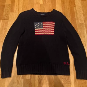 Ralph lauren  - Säljer min ralph lauren tröja. Är förliten för mig och är i fint skick. 