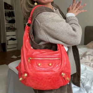 Balenciaga motocross hobo - Balenciaga giant motocross hobo väska. Fint vintage skick och beställd från sidan Vintage on Friday, alla lappar som kom med väskan när jag beställde är kvar. Finns små deffkter på undersidan och baksidan så skriv till mig ifall du vill ha bild💕