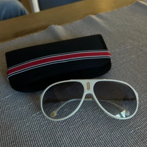 Solglasögon från Carrera - 1 år gamla. Kan användas av både tjej/kille. Sköna att ha på sig 