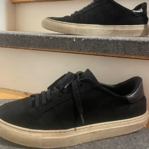 Arigato skor - Str: 43 Dom är i bra skick Kan tänka mig gå ner lite vid snabbaffär