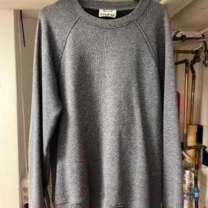 Acne sweatshirt - Säljer denna snygga acne sweatshirten, kommer tyvärr ej till användning längre! Sitter lite större än s, s /m!