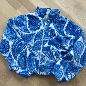 Fleecetröja / Fleecejacka i stl S! Nyskick  - Superfin fleecetröja i stl S! Nyskick på tröjan / Jackan.   Pris 100:- + porto   Kan mötas i Uppsala om man bort här eller så kan jag skicka mot porto! 