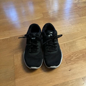 Nike trainer 2 - Väldigt bra skick, använda fåtal gånger och bara inomhus 