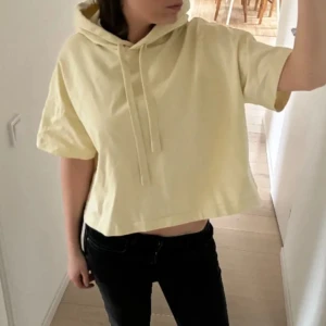 Kortärmad Hoddie  - Gul/vit kortärmad hoodie från Marc o polo 🤍🤍