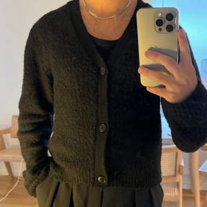 Cardigan från weekday i cropped fit. Knappt använd