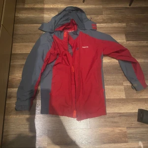 Vindjacka - Skön vind/regnjacka nu till våren Inga defekter