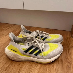 Träningsskor  - Som man ser på bilden är de lite missfärgningar på sulan från löparbana. Men inget som är sönder eller i jättedålig kvalitet  Använda i 7 månader 