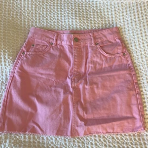 Rosa jeanskjol - Rosa jeanskjol från TOPSHOP i London 🌷🫧något liten i storleken så skulle mer säga att den passar storlek 36