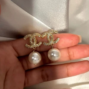 Örhängen - Säljer dessa oanvända örhängen som är i fint skick. Örhängena är 18k guldplätterade. Dustbag medföljer💕