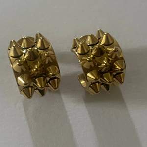 Säljer ett par helt oanvända Edblads örhänge i guld.  Helt intakta. Säljes pga att jag inte klär i guld:)  För övrigt fantastiskt fina! 