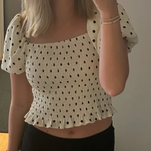 Söt topp - Supersöt prickig topp från hm, bara använd ett fåtal gånger🥰🥰