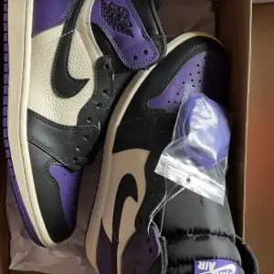 Jordan 1 High Retro OG court purple, helt nya aldrig använda, resellar de. Pris kan diskuteras eftersom de är ganska dyra men kan inte gå för lågt 