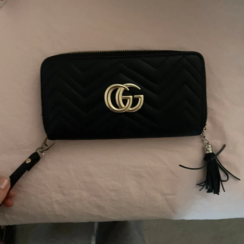 Plånbok med märken GG, nästan som ny . Väskor.