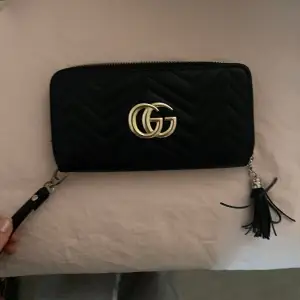 Plånbok med märken GG, nästan som ny 