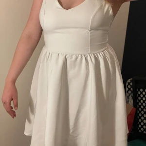 Konfirmation/student klänning - Fin klänning med korsad rygg, som passar perfekt till konfirmation eller student!  Använd 1 gång 