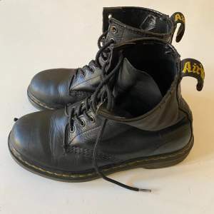 Klassika svara Dr. Martens i äkta läder, strl 39