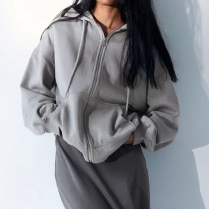 Hoodie - Oversized hoodie i storlek xs, endast använd några gånger nypris 249kr och slutsåld på hemsidan🦋 hör av er vid intresse eller funderingar 💛