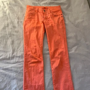 Lågmidjade råsa jeans - Säljer dessa så snygga lågmidjade råsa jeans💗