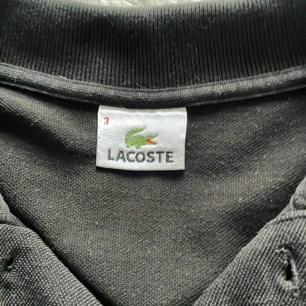 Säljer Lacoste piké pga för liten. Knappt använd och är som ny. Storlek S, pris kan diskuteras. T-shirts.
