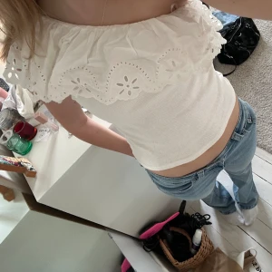 Två vita zara toppar  - Tvåpack på superfina sommartoppar. Köp en för 80 och två för 150. Skriv för intresse(frakt ingår inte)💕💕